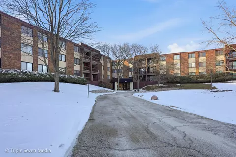 440 Raintree Ct #1G, Glen Ellyn, IL 60137