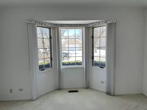 Living - 610 Golfers Ln, Bartlett, IL 60103 photo 1 of 3