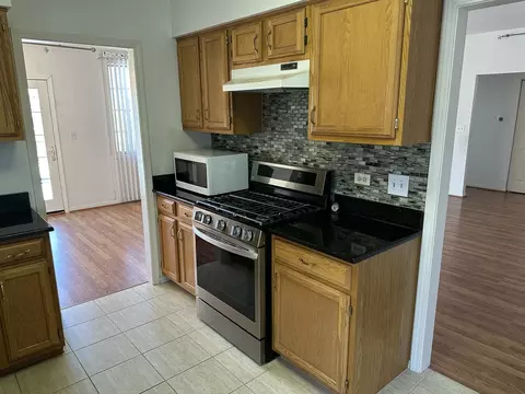 Kitchen - 610 Golfers Ln, Bartlett, IL 60103 photo 4 of 4