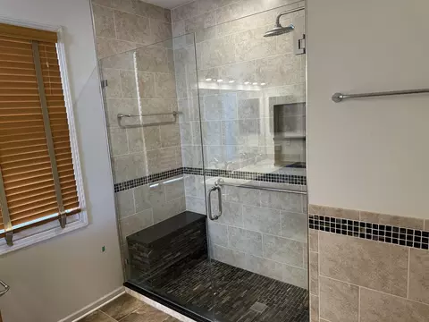 Bath - 610 Golfers Ln, Bartlett, IL 60103 photo 2 of 5