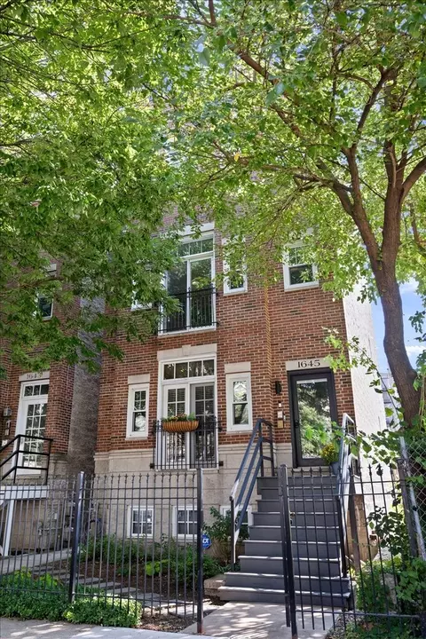 1645 W Wolfram St #1, Chicago, IL 60657