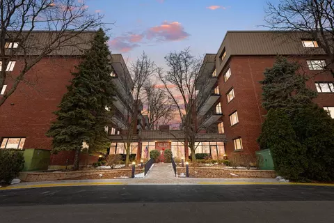 129 Acacia Cir #106E, Indian Head Park, IL 60525