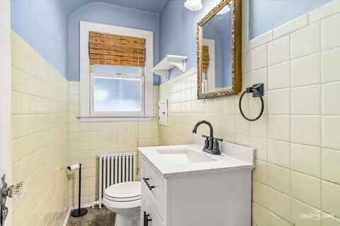 Bath - 523 Preston Ave, Elgin, IL 60120 photo 1 of 2