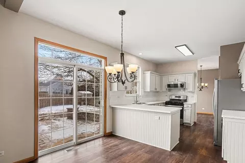 Kitchen - 541 Wingpointe Dr, Aurora, IL 60506 photo 2 of 3
