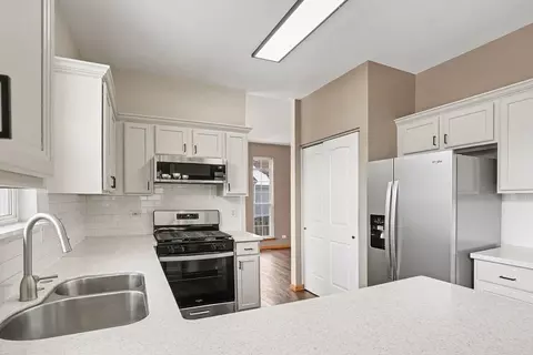 Kitchen - 541 Wingpointe Dr, Aurora, IL 60506 photo 3 of 3