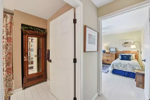 Entry Way - Undisclosed, Evanston, IL 60201 photo 5 of 5