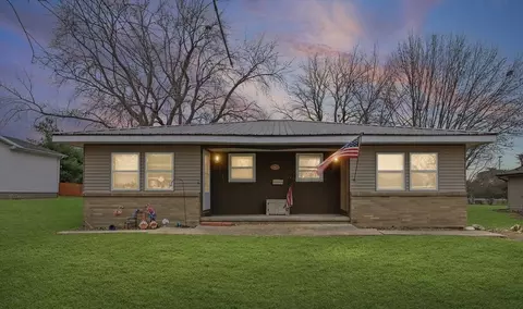618 Meadow Lane St, Le Roy, IL 61752