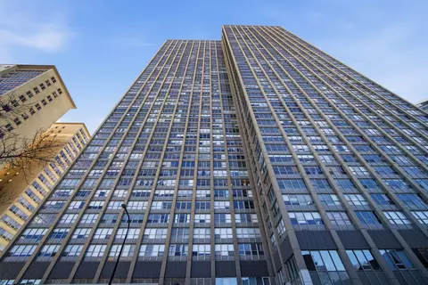 655 W Irving Park Rd #2916, Chicago, IL 60613