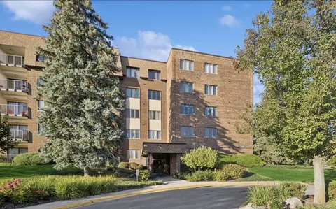 453 Raintree Dr #5C, Glen Ellyn, IL 60137