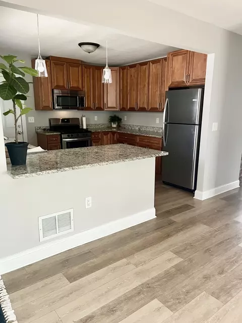 Kitchen - 1370 Lennington Cir NE, Kankakee, IL 60901 photo 2 of 2