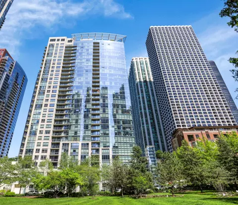 201 N Westshore Dr #1002, Chicago, IL 60601