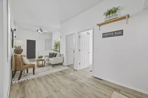Entry Way - 910 N Mason St, Bloomington, IL 61701 photo 4 of 5