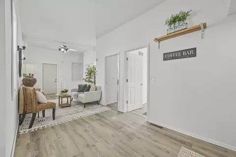 Entry Way - 910 N Mason St, Bloomington, IL 61701 photo 3 of 5