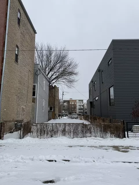 2050 W Superior St, Chicago, IL 60612