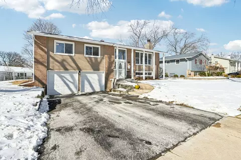 6826 Church Ct, Woodridge, IL 60517