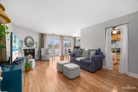 Living - 34 Glencoe Ct #202-B, Naperville, IL 60565 photo 1 of 3