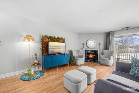 Living - 34 Glencoe Ct #202-B, Naperville, IL 60565 photo 2 of 3