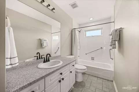 Bath - 65 E 89th Pl, Chicago, IL 60619 photo 2 of 4
