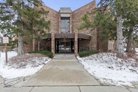 925 Spring Hill Dr #101, Northbrook, IL 60062