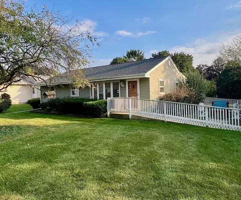 1351 Cottonwood Ln, Crystal Lake, IL 60014
