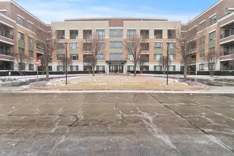 1000 Village Center Dr #102, Burr Ridge, IL 60527