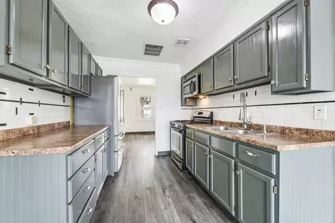 Kitchen - 191 Ashland Ave, Des Plaines, IL 60016 photo 2 of 2
