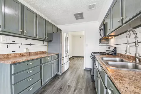 Kitchen - 191 Ashland Ave, Des Plaines, IL 60016 photo 1 of 2