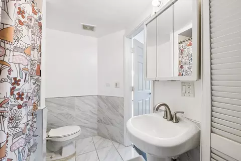 Bath - 191 Ashland Ave, Des Plaines, IL 60016 photo 2 of 4