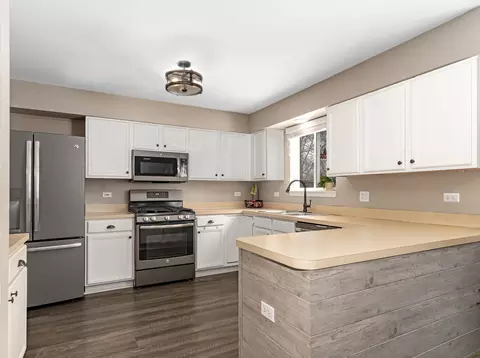 Kitchen - 2722 Lahinch Dr, Aurora, IL 60503 photo 2 of 5