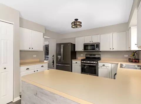 Kitchen - 2722 Lahinch Dr, Aurora, IL 60503 photo 4 of 5