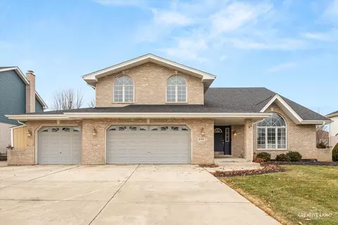 8146 Hampton Dr, Woodridge, IL 60517