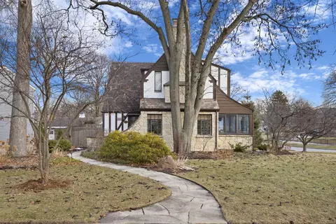 151 Travers Ave, Wheaton, IL 60187