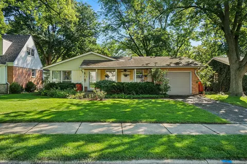 1041 Cedar Ln, Northbrook, IL 60062