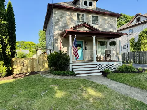 926 Tappan St, Woodstock, IL 60098