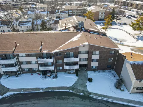 3000 Bayside Dr #202, Palatine, IL 60074
