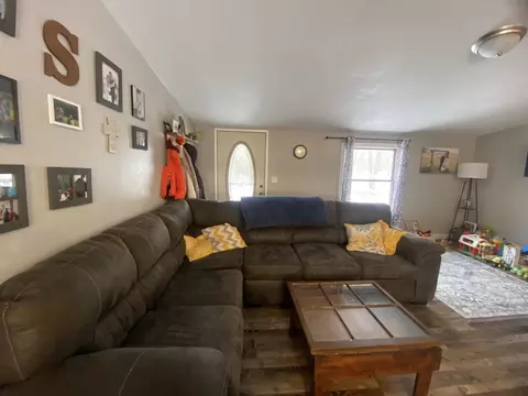 Living - 9255 Campbell St, Benton, IL 62812 photo 1 of 3