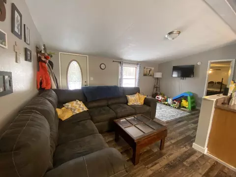 Living - 9255 Campbell St, Benton, IL 62812 photo 2 of 3