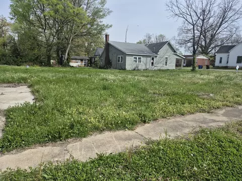 828 Elder St, Eldorado, IL 62930 photo 3
