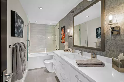 Bath - 200 E Delaware Pl #22D, Chicago, IL 60611 photo 3 of 5