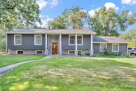 4405 Canterbury Ln, Davenport, IA 52806
