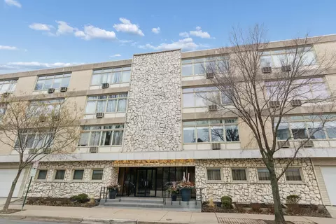 222 N Marion St #2J, Oak Park, IL 60302