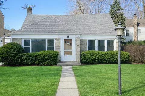 1517 Dobson St, Evanston, IL 60202