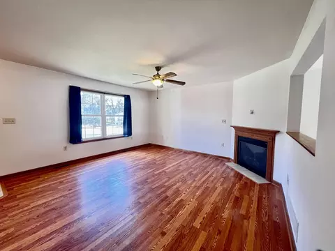 Living - 934 Evans St, Ottawa, IL 61350 photo 5 of 5