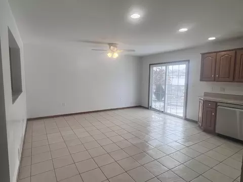 Living - 934 Evans St, Ottawa, IL 61350 photo 2 of 5