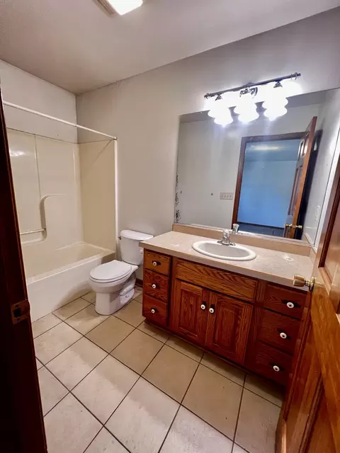 Bath - 934 Evans St, Ottawa, IL 61350 photo 1 of 4