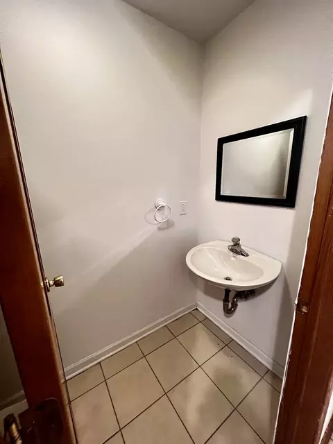 Bath - 934 Evans St, Ottawa, IL 61350 photo 2 of 4