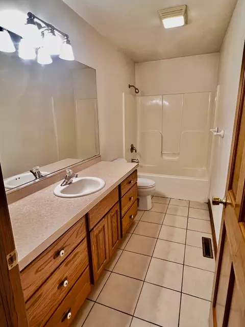 Bath - 934 Evans St, Ottawa, IL 61350 photo 3 of 4