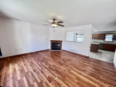 Living - 934 Evans St, Ottawa, IL 61350 photo 3 of 5