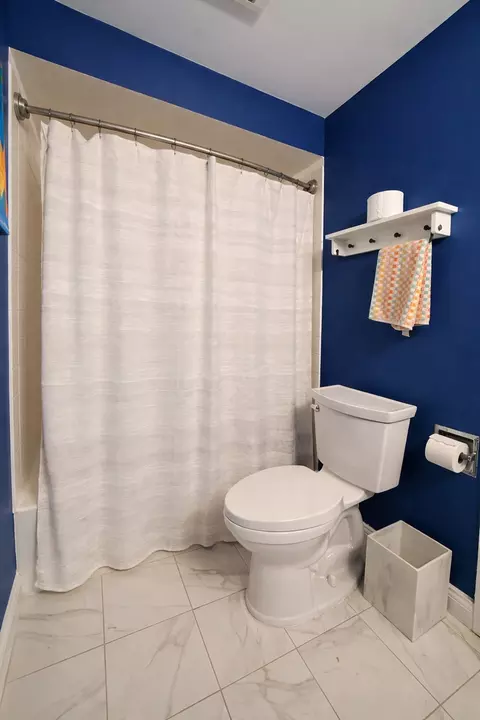 Bath - 1587 Brookside Dr, Hoffman Estates, IL 60169 photo 3 of 3