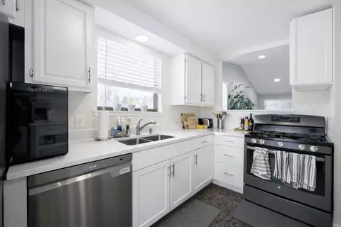 Kitchen - 1587 Brookside Dr, Hoffman Estates, IL 60169 photo 1 of 3